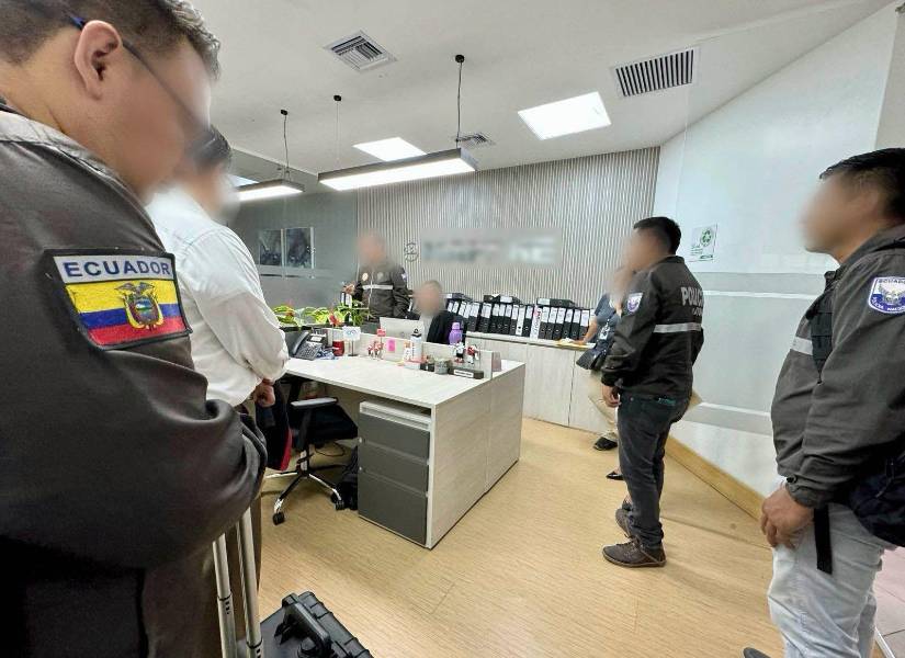 Agentes de la Policía Nacional y de la Fiscalía General del Estado ingresaron a las instalaciones de la aseguradora, en el norte de Guayaquil.