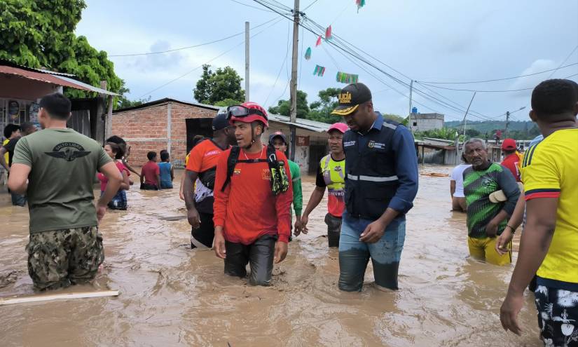 El Gobernador Frickson Erazo en medio de las labores de ayuda en las inundaciones en Esmeraldas.