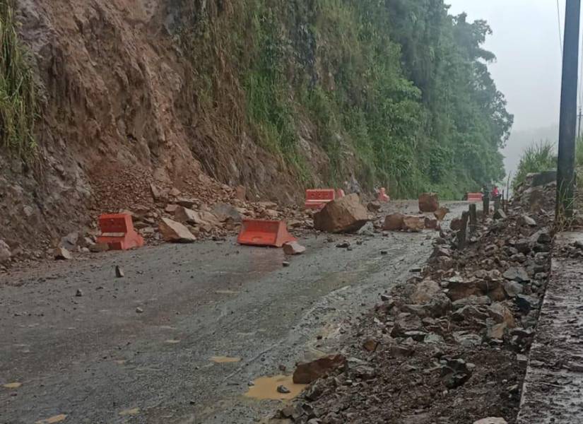 La vía Alóag - Santo Domingo está cerrada por el desprendimiento de rocas.