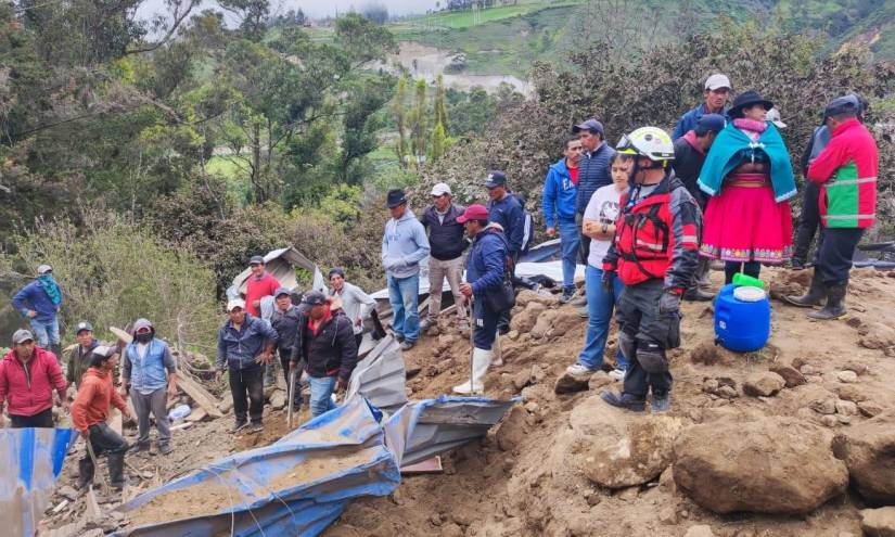 Personal del Cuerpo de bomberos de Cuenca se desplazaron a la zona del desastre en Alausí para su ayuda de rescate.
