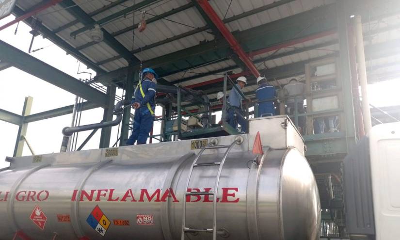 Imagen de Petroecuador, que realizó pruebas de despacho de la nueva gasolina Eco Plus de 89 octanos en la refinería de Esmeraldas.