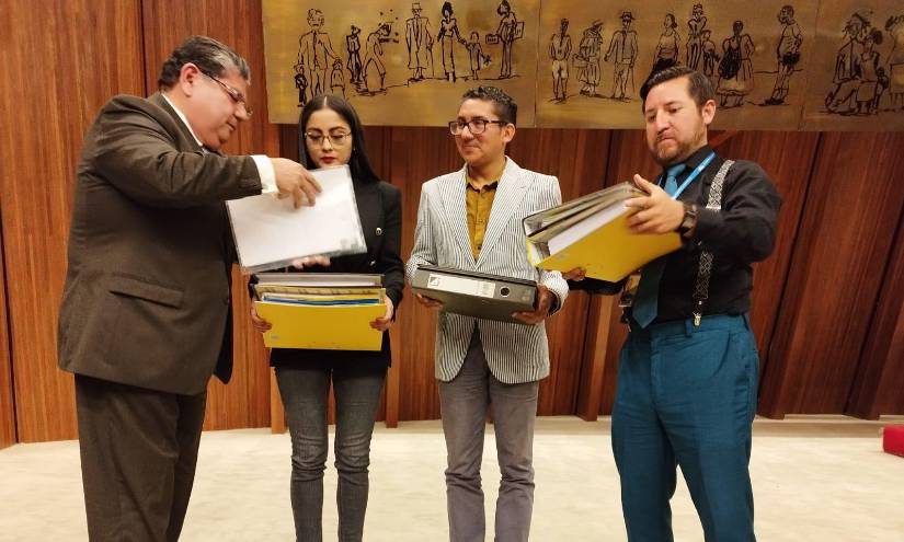 El superintendente de Compañías, Marco López, entregó el 13 de febrero a Viviana Veloz, presidenta de la comisión ocasional que busca la destitución de Lasso, un informe de 355 paginas sobre negocios de albaneses con políticos y empresarios.