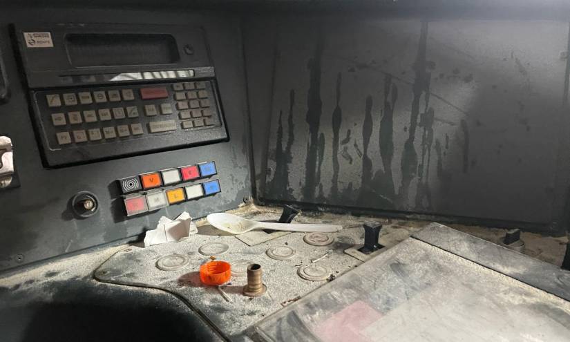 La consola empolvada y con basura.