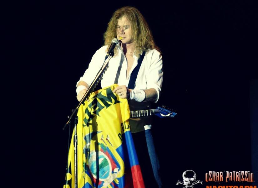Dave Mustaine sosteniendo la bandera de Ecuador durante su presentación en 2016.