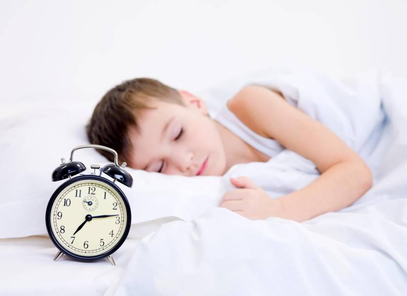 Los padres deben vigilar la cantidad de horas que sus hijos duermen.
