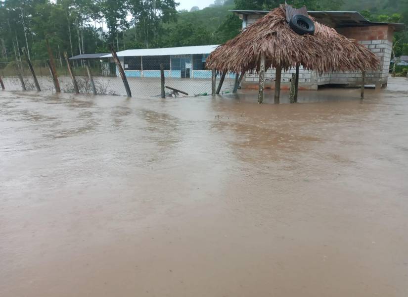 Una de las escuelas inundadas en Flavio Alfaro, Manabí.