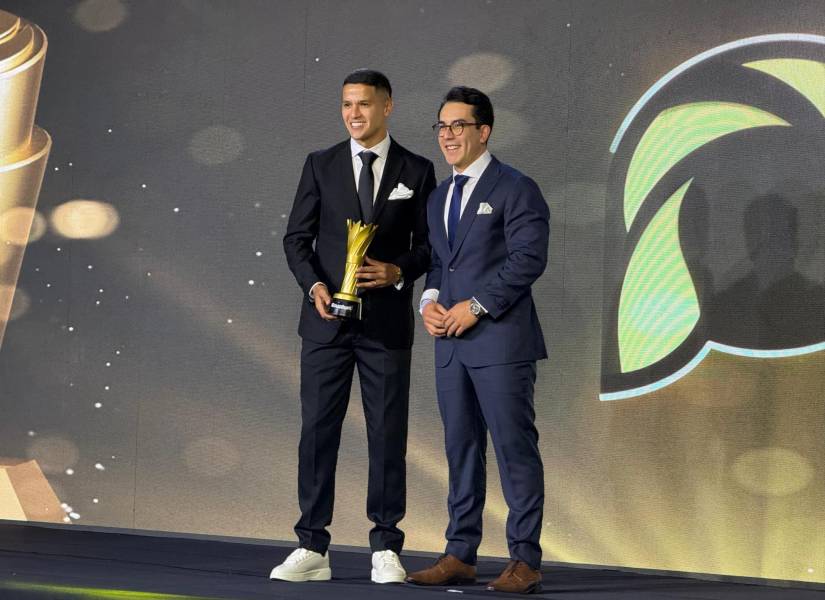 Álex Arce, recibiendo su segundo premio en la noche.