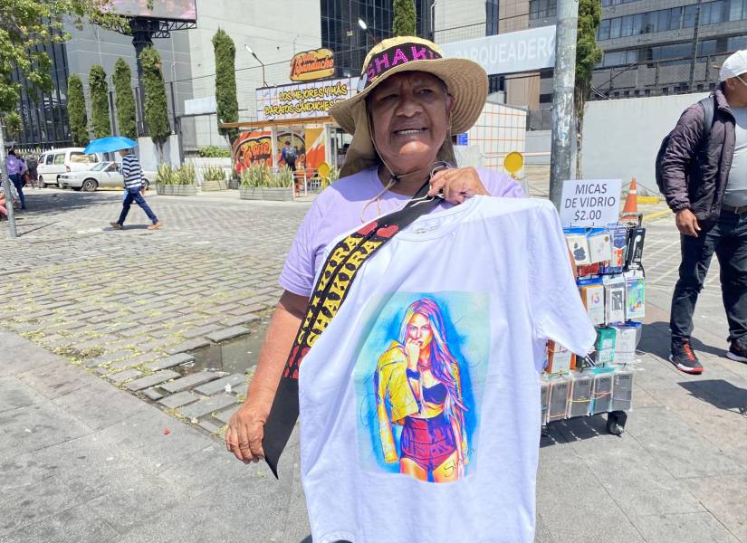 Mujer vendiendo merch de Shakira.