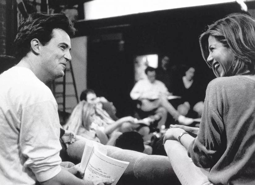Matthew Perry dyrante los ensayos de Friends.