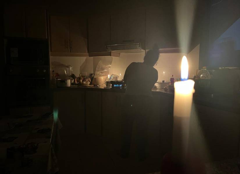 Una mujer en la cocina durante los apagones, en Esmeraldas.