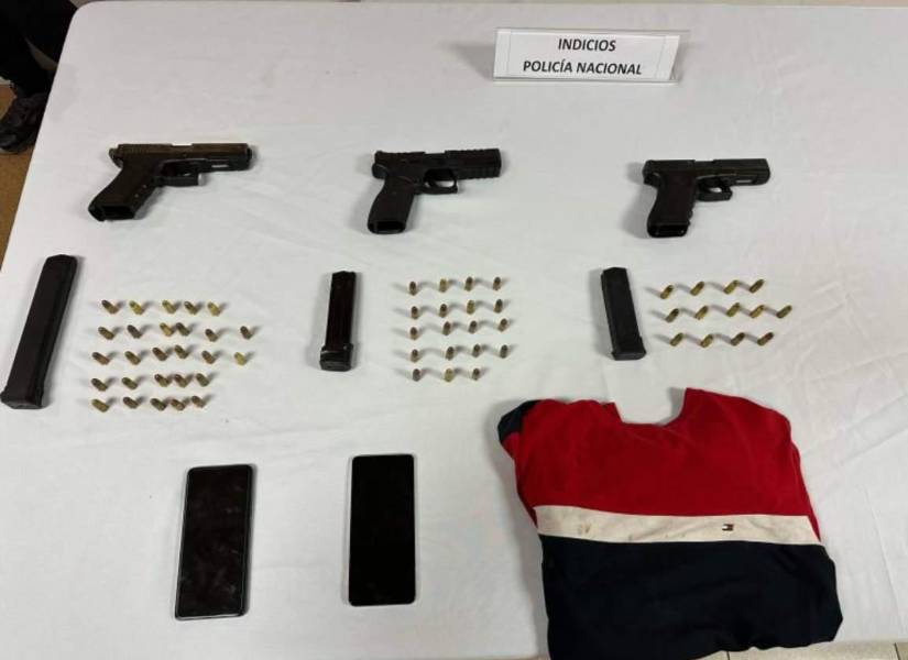 La policía además incautó tres pistolas, 59 municiones y una motocicleta.