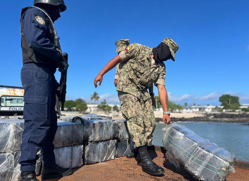 Los militares encontraron 71 bultos que contenían 2 500 bloques rectangulares de cocaína