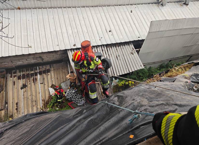 Un auto cayó sobre el techo de una vivienda al sur de la capital