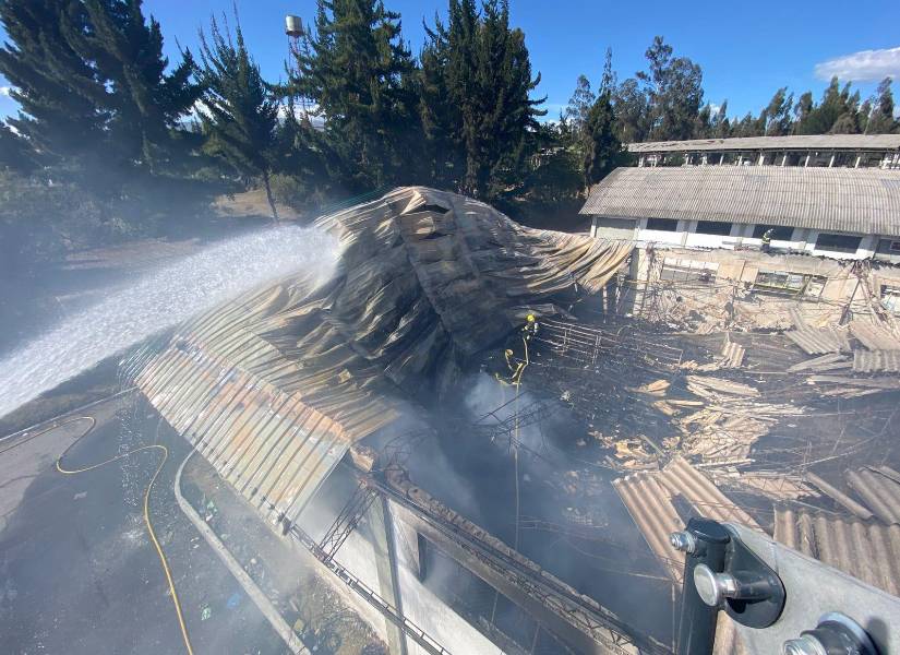 Imagen de una bodega de un destacamento militar destruido por las llamas, este 7 de septiembre del 2023.