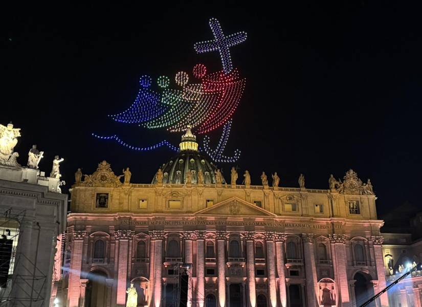 3 500 drones que iluminaron el cielo en el Vaticano