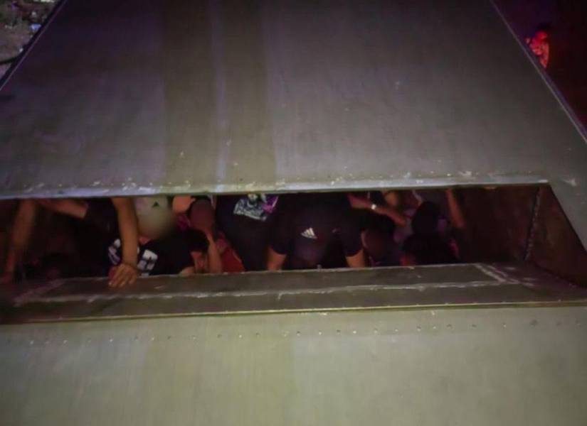 Una pequeña rejilla en el techo del camión daba algo de aire a los 175 migrantes que iban dentro.