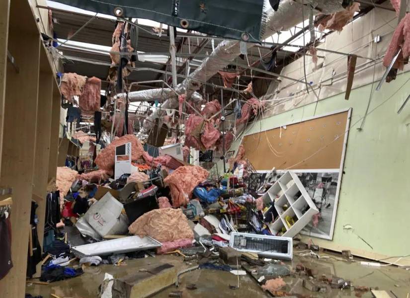 El interior de una tienda yace en ruinas tras el paso de una tormenta el viernes 31 de marzo de 2023, en Little Rock, Arkansas.