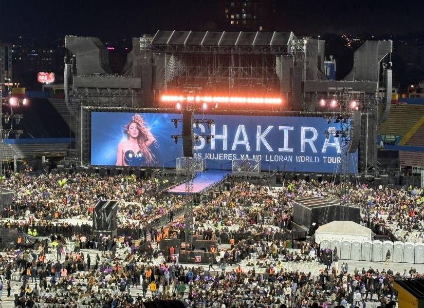 Personas entrando al Estadio Olímpico Atahualpa.