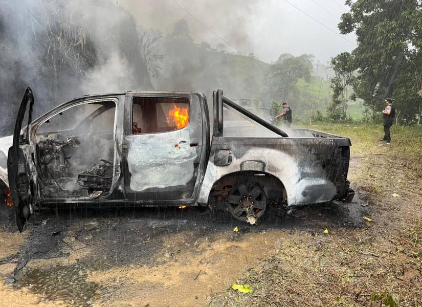 Imagen de un carro incinerado en Palo Quemado, Cotopaxi, durante una protesta antiminera, este 19 de marzo de 2024.