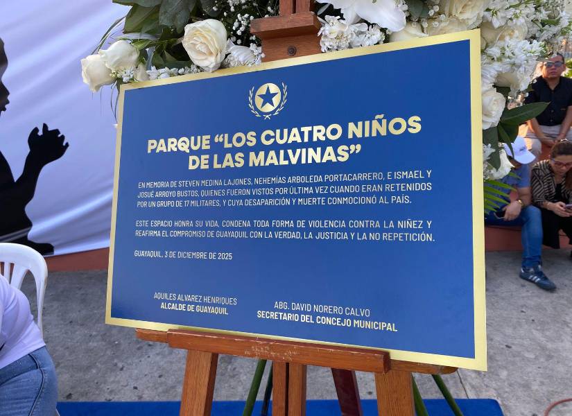Imagen de la placa develada para oficializar el nuevo nombre del parque de la Coviem: Los Cuatro Niños de Las Malvinas.