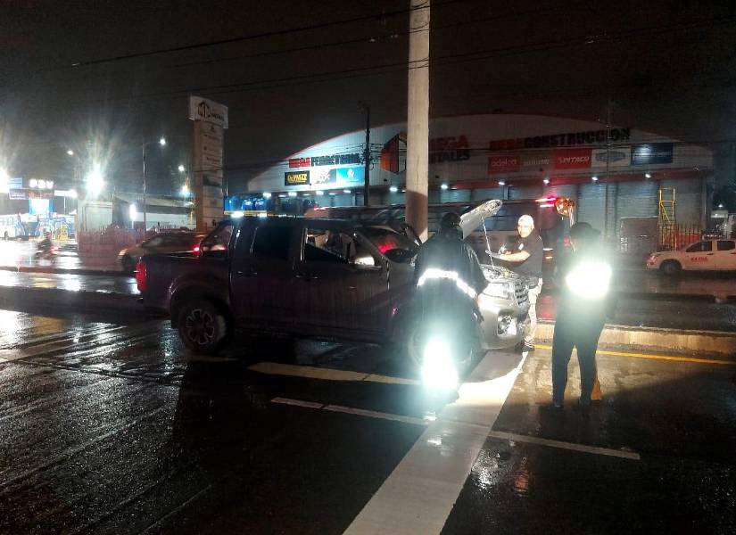 La camioneta donde iba la directora de la cárcel de mujeres, atacada en la vía a Daule.