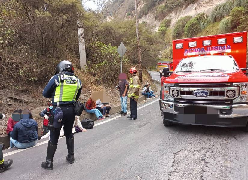 Una ambulancia de los Bomberos atendió a los golpeados tras el siniestro.