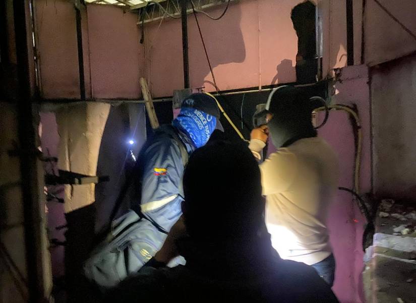 Imagen de policías revisando túneles en el centro nocturno que fue clausurado en Quito.