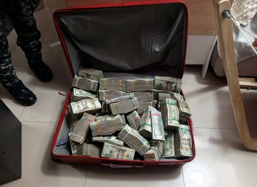Esta maleta con más de medio millón de dólares fue hallada por la Policía en una urbanización de La Aurora.
