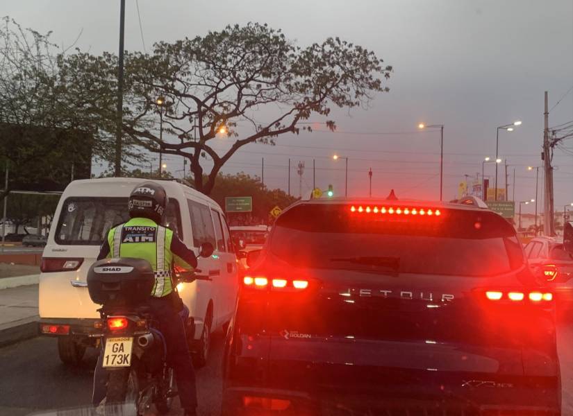 En Guayaquil, más de 10.000 vehículos no tienen placas y serán sancionados.