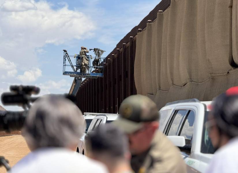Militares estadounidenses vigilando la zona fronteriza entre México y Estados Unidos.