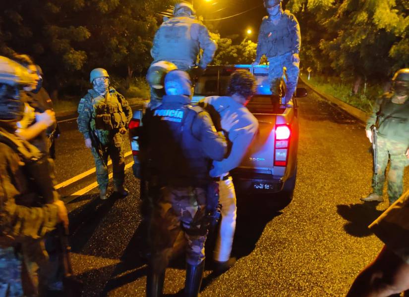 Policías y militares realizan allanamientos en Esmeraldas.