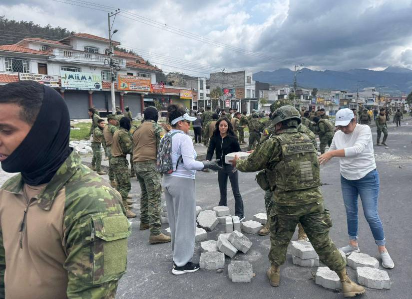 Limpieza de vías en Imbabura.