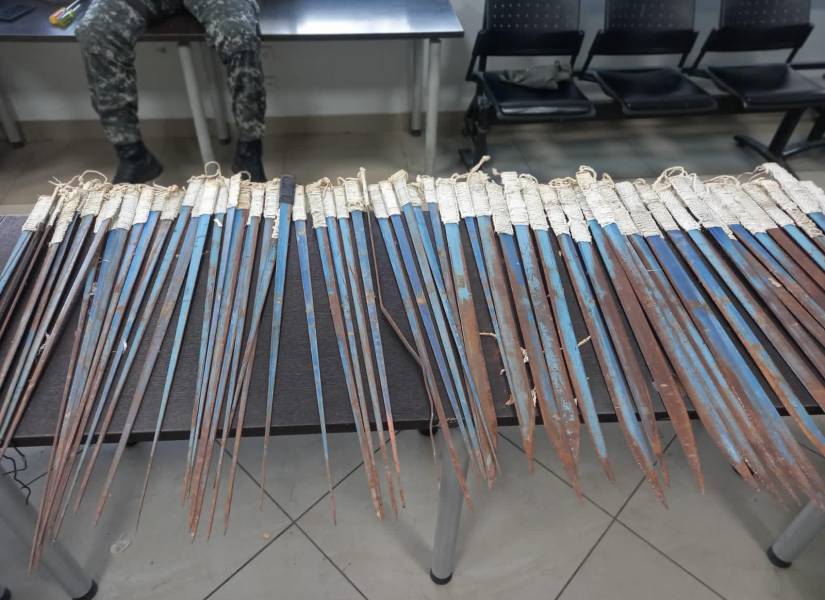 Las autoridades hallaron 75 espadas artesanales.