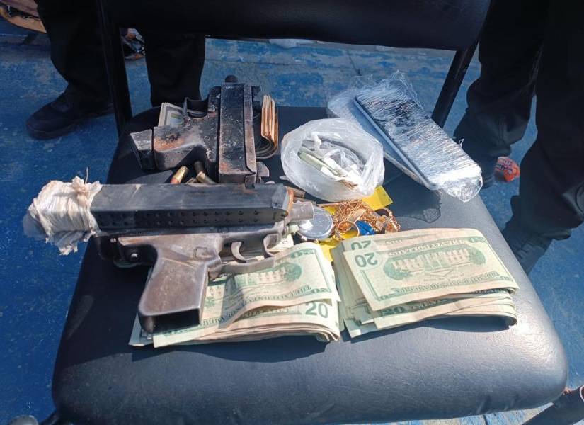 Dinero y armas incautadas en la Penitenciaría del Litoral.