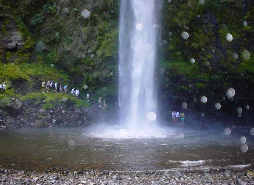 Turistas en la cascada del río Pita