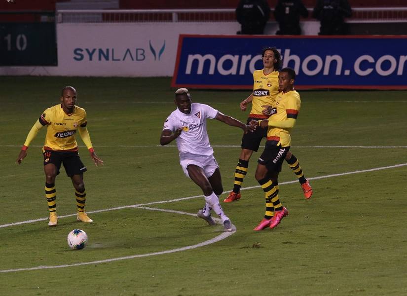 Liga de Quito y Barcelona defienden sus invictos