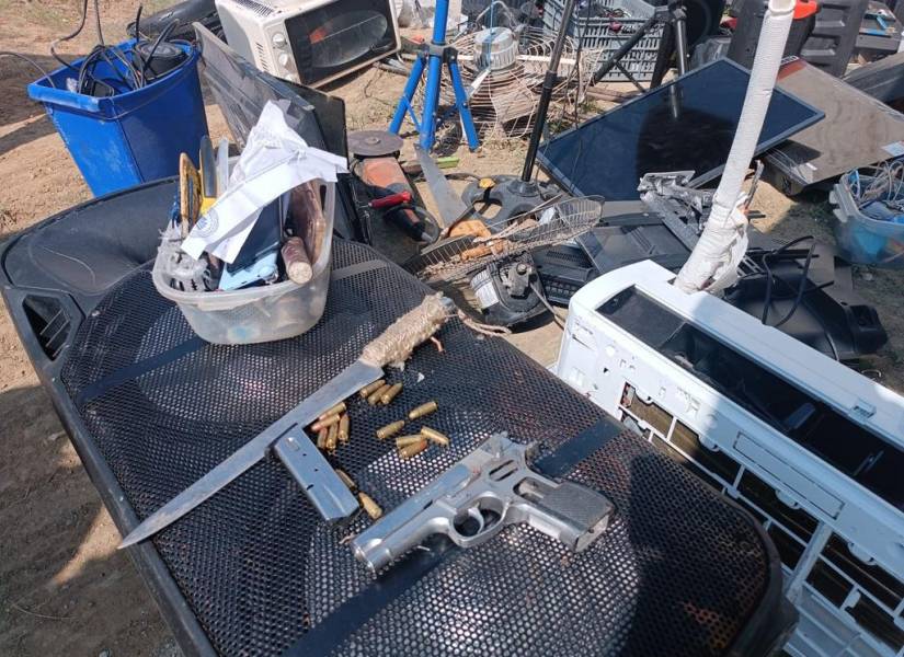 Imagen de armas de fuego y municiones incautadas en la Penitenciaría del Litoral.