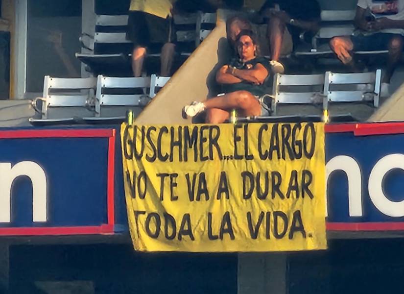 Otra de las banderas en contra del ministro del Deporte, Andrés Guschmer.