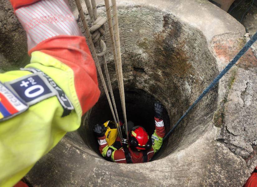 El equipo técnico descendió por el pozo para rescatar a la víctima.