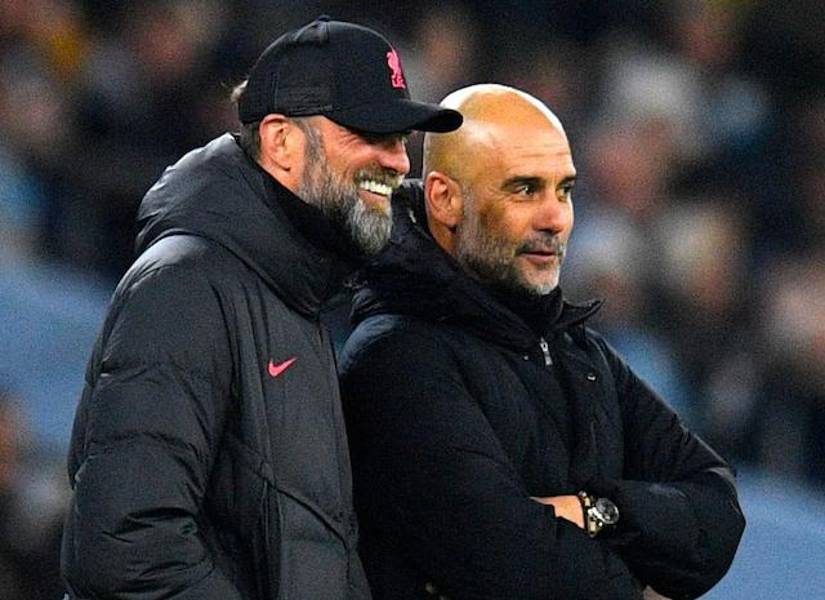 Klopp y Guardiola dialogando en el transcurso de un partido. (Archivo)