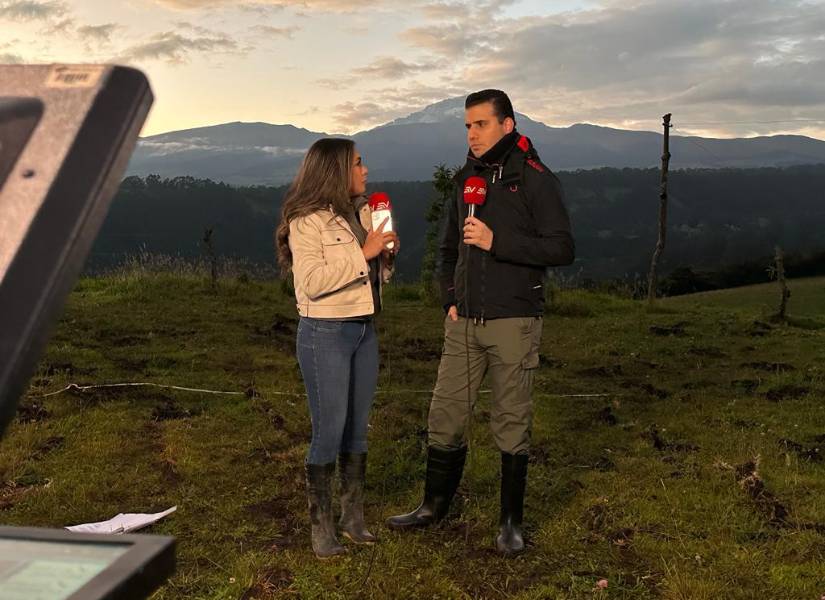 Juan Carlos Aizprúa y Andrea Báez en la transmisión especial por el Cotopaxi.