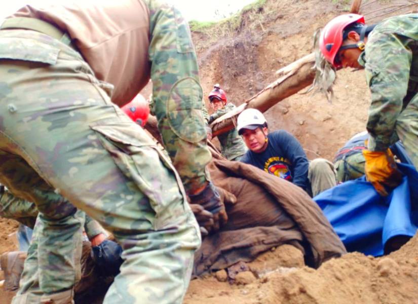Militares de la Brigada Patria recuperaron dos cuerpos en el deslave de Alausí.