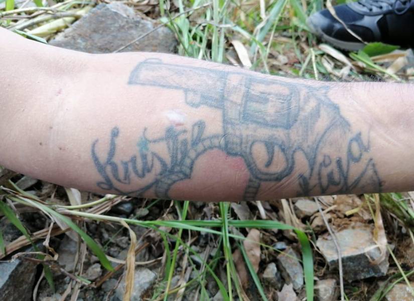 El tatuaje de un revólver fue la confirmación de que el cuerpo sin vida encontrado en el Municipio colombiano de Fredonia pertenecía a Junior Roldán.