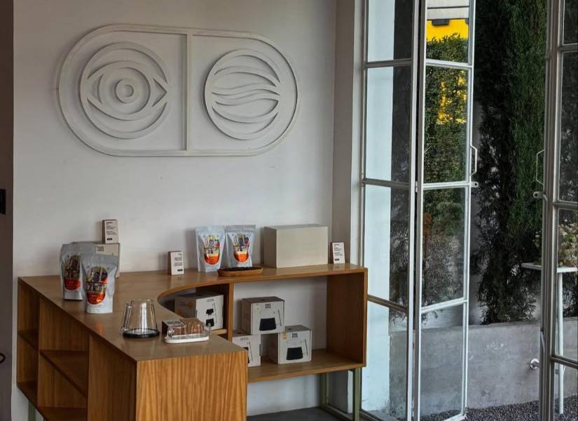 La primera cafetería de Coffee Relief se ubicó en la planta baja del Hotel Quito, en el sector de la González Suárez, en el norte de Quito.