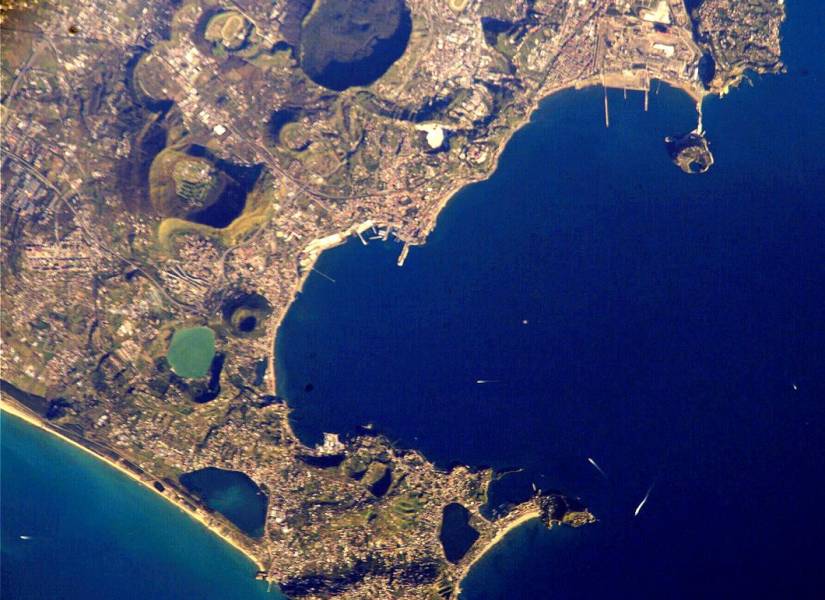 La vista satelital de Campos Flégreos, al noroeste de Nápoles (Italia).