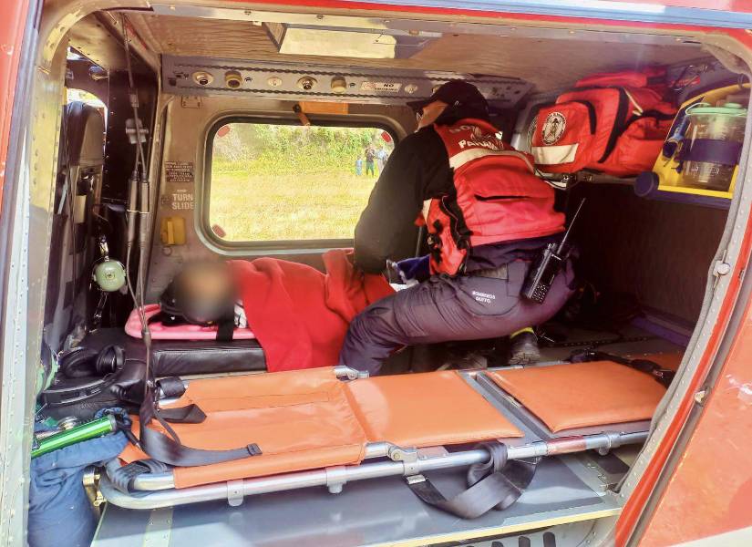 Traslado de uno de los heridos del accidente de tránsito en la vía a Papallacta.