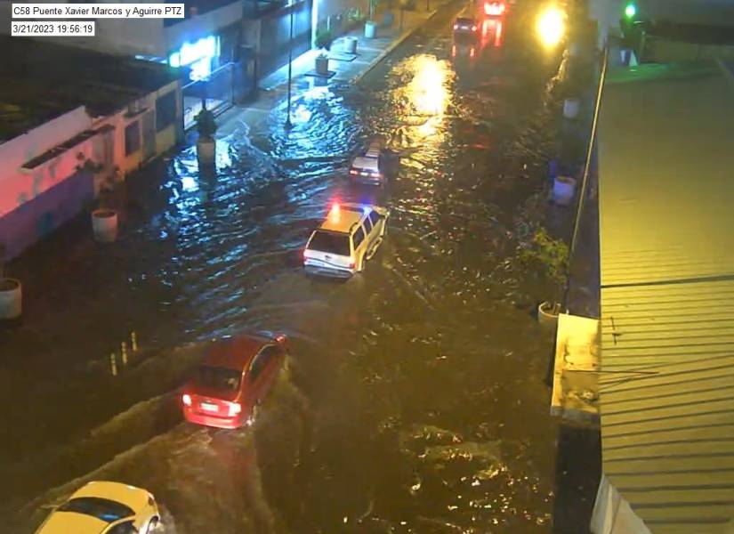 Calle Aguirre, en el oeste de Guayaquil, inundada.