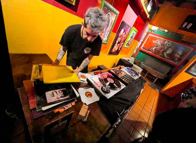 Die Die Die pinchó salsa brava convirtiendo un restaurante en un bar cerca a la Plaza Foch en una cantina de 1970.