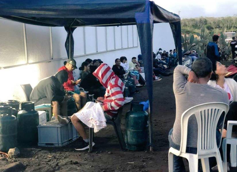 Personas hacen fila en Galápagos para conseguir un cilindro de gas.