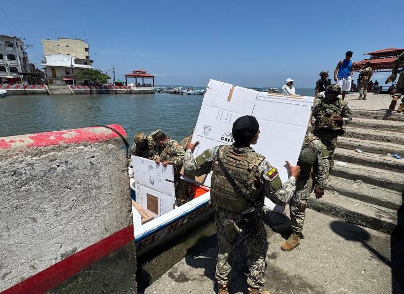 Los militares continúan con el traslado de los kits electorales en zonas de Guayas como la Isla Puná y en Manabí.